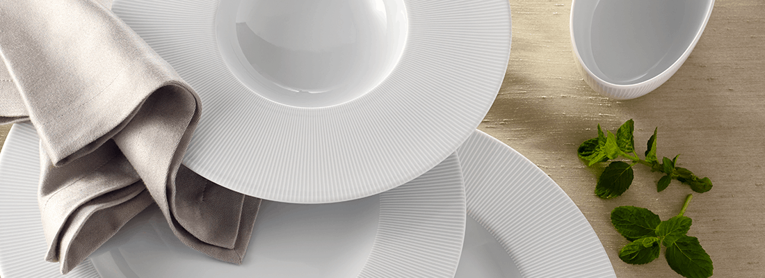 Corby Hall Raio Round Plate Catalog Number: 051 0040 | Dimensions: 7 in (18 cm)